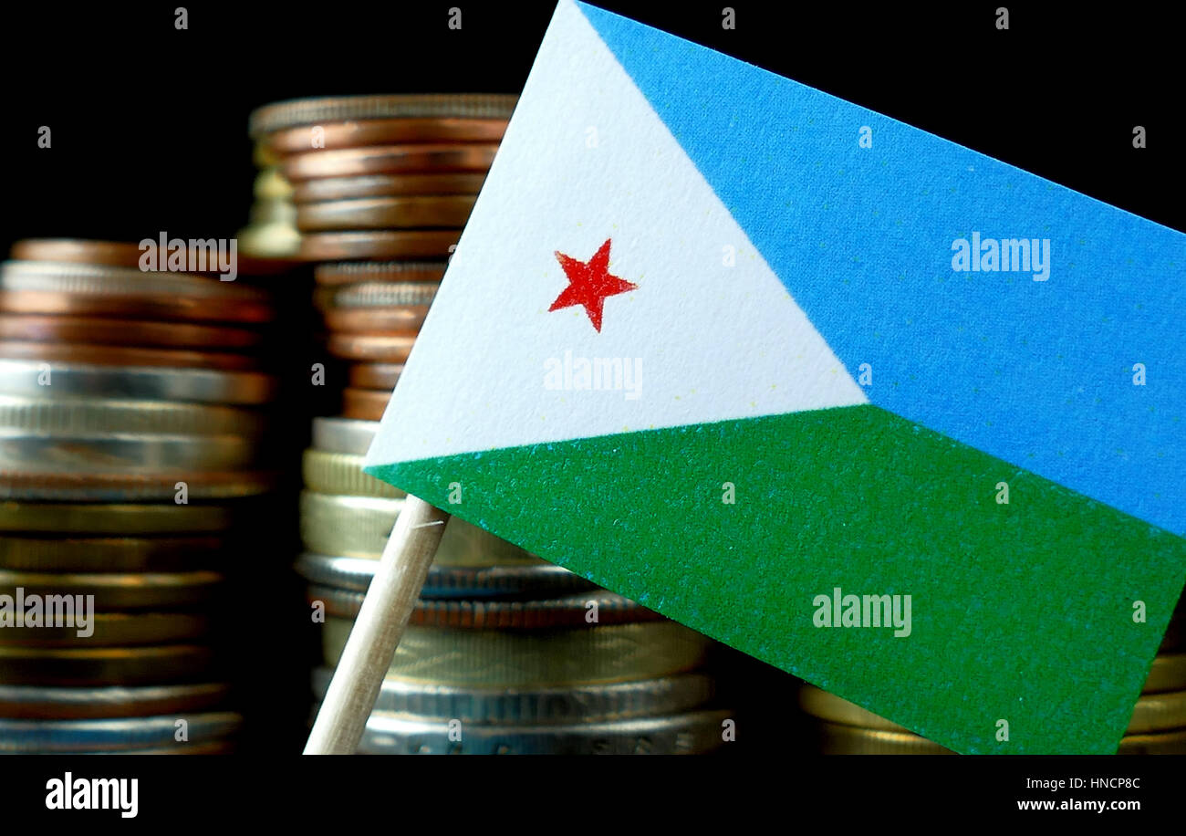 De brandir le drapeau de Djibouti avec pile de pièces en argent macro Banque D'Images