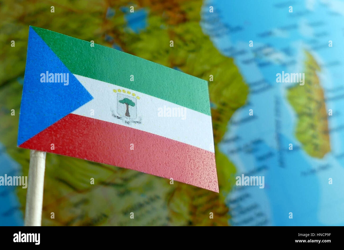Drapeau De La Guin e quatoriale Avec Un Globe Carte En Fond Macro drapeau-de-la-guin-e-quatoriale-avec-un-globe-carte-en-fond-macro