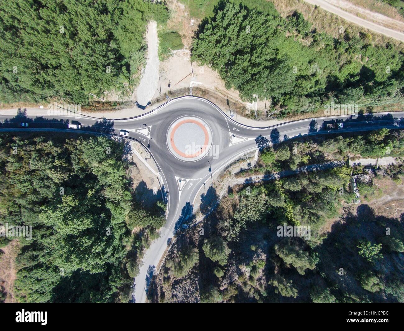 Vue aérienne nouveau rond-point avec réverbères Banque D'Images