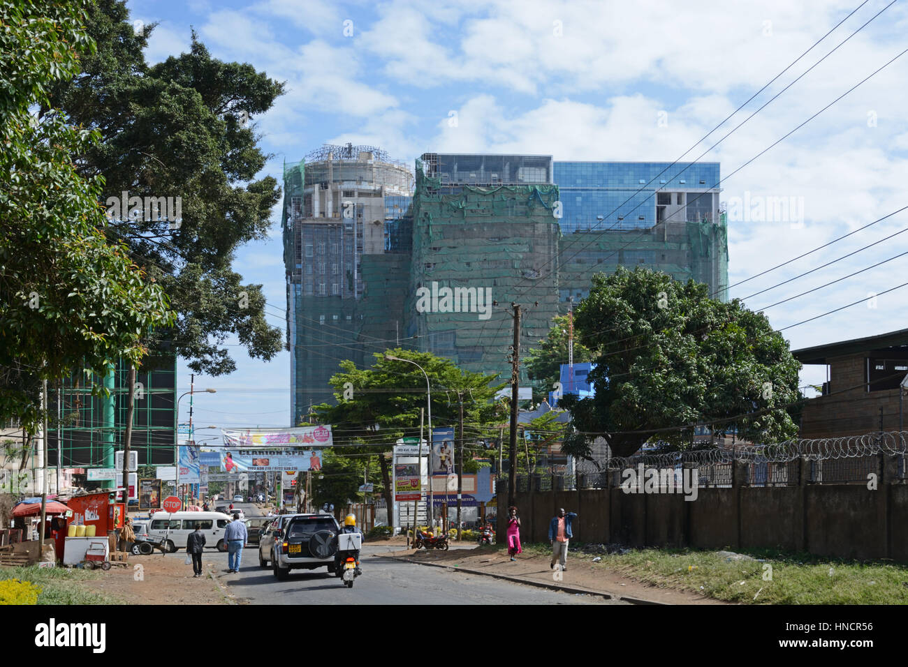Scène de rue, avec un grand bâtiment en construction, Parklands, Nairobi, Kenya Banque D'Images