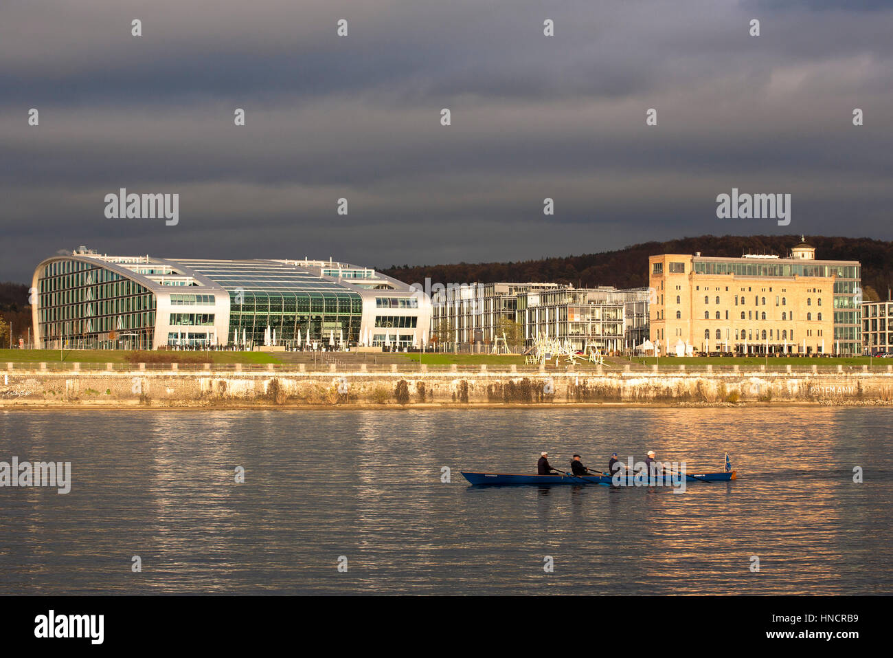 L'Europe, l'Allemagne, en Rhénanie du Nord-Westphalie, Bonn, vue sur le Rhin à l'Hôtel Grand Hotel Miramare et immeubles de bureaux. Banque D'Images