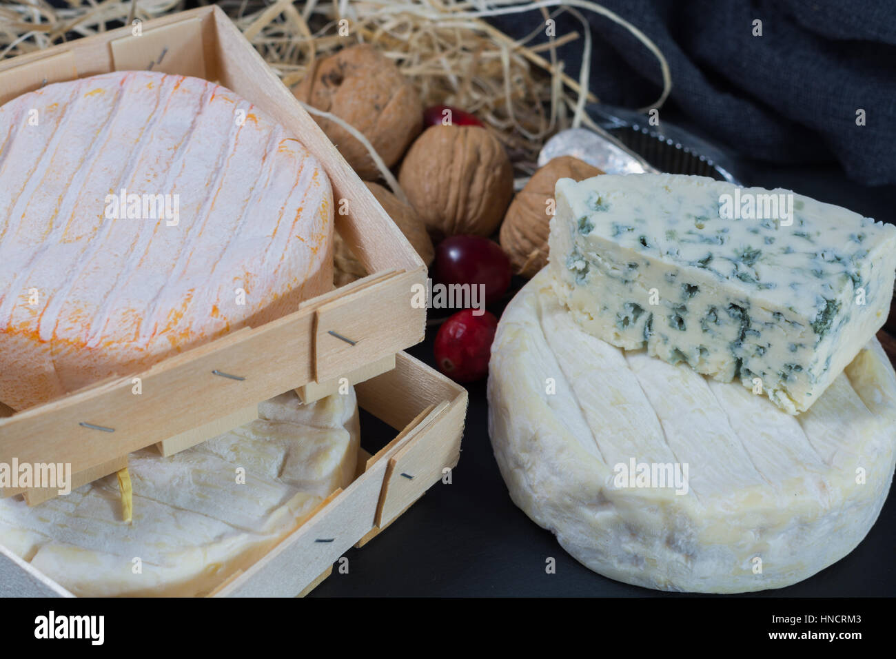 Les fromages français sur plateau en pierre noire Banque D'Images