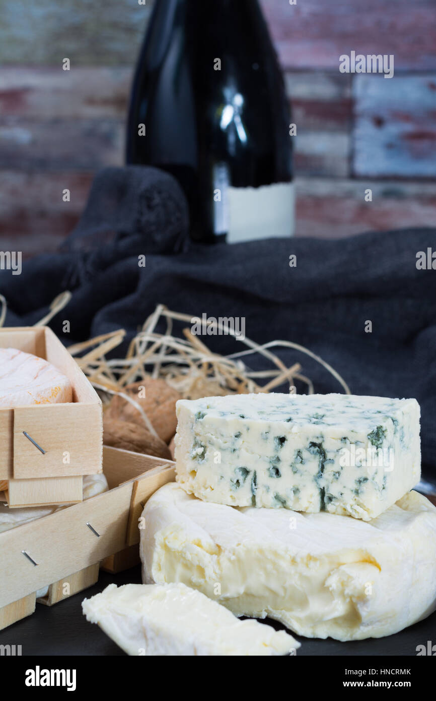 Les fromages français pierre noire sur le plateau et bouteille de vin rouge Banque D'Images