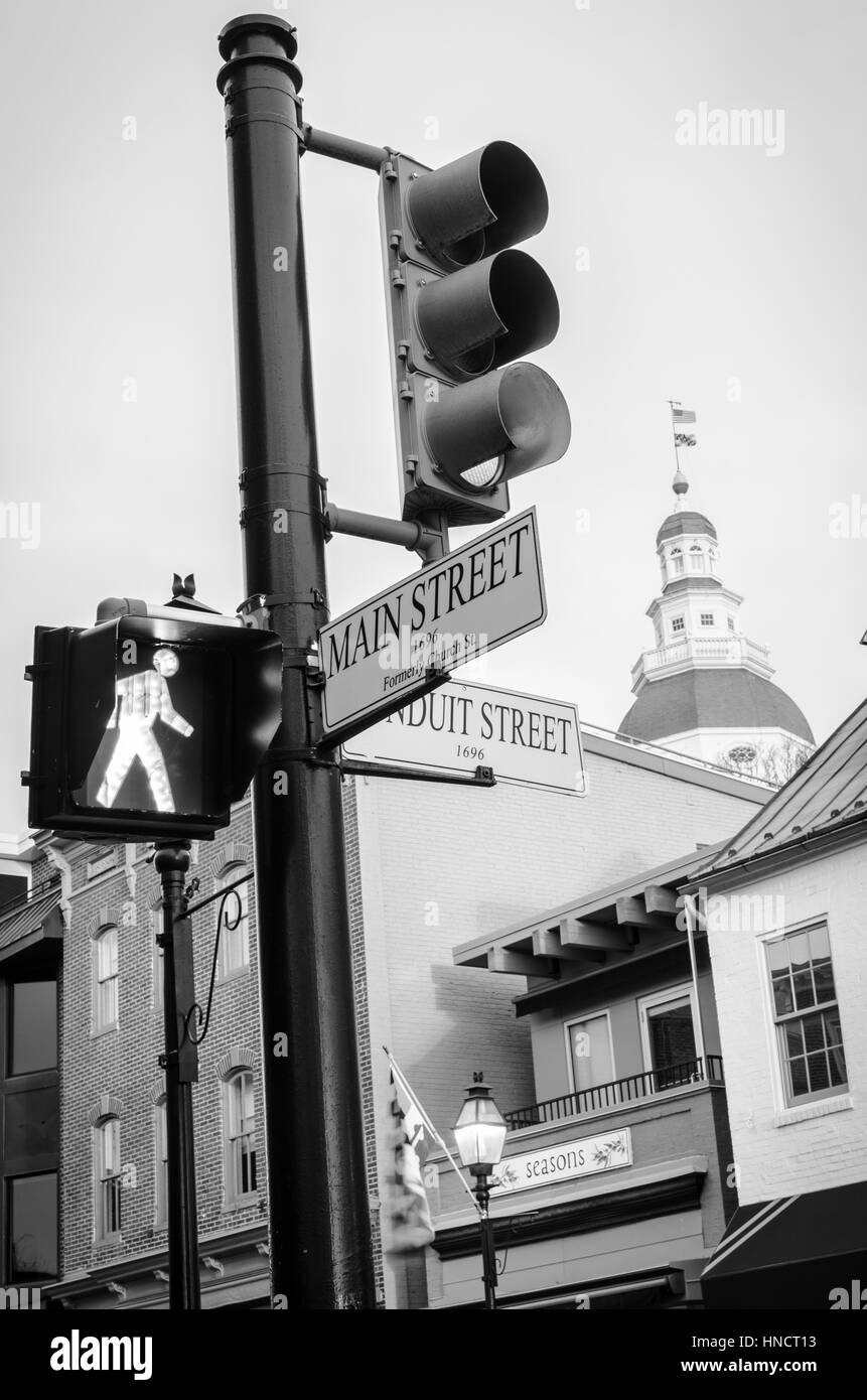 Les plaques de rue et passage pour piétons sur la rue Main à Annapolis Maryland Banque D'Images