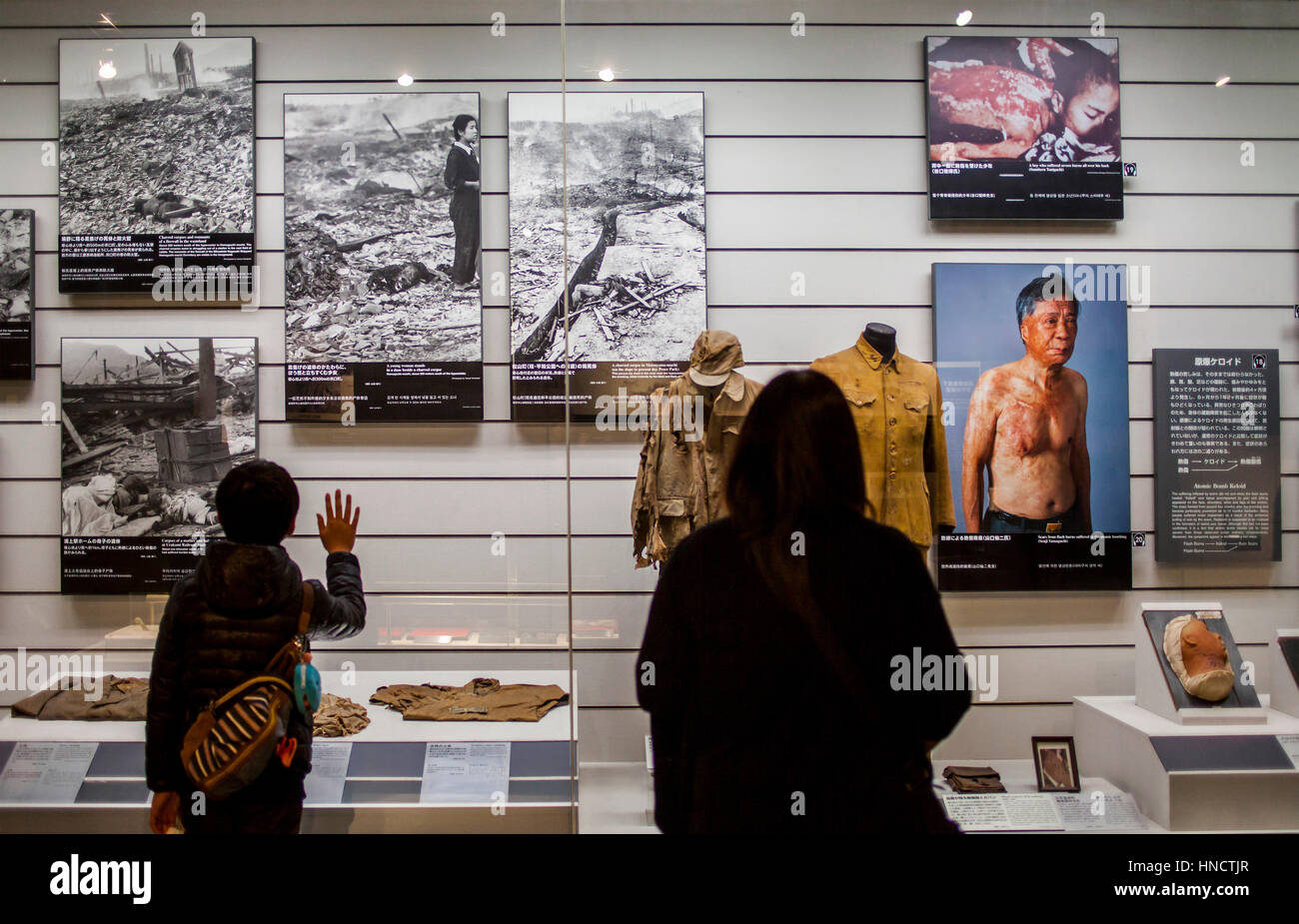 Exposition, Inside, interio, Musée de la bombe atomique, Nagasaki, Japon. Banque D'Images