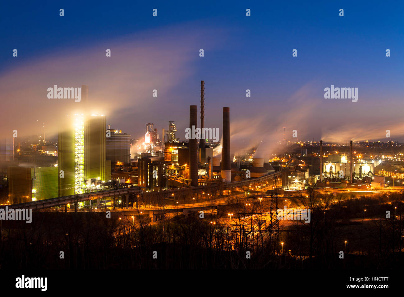 L'Allemagne, en Rhénanie du Nord-Westphalie, région de la Ruhr, Duisburg, ThyssenKrupp Steel Plant dans le district Bruckhausen, vue depuis le Alsumer Berg. Banque D'Images