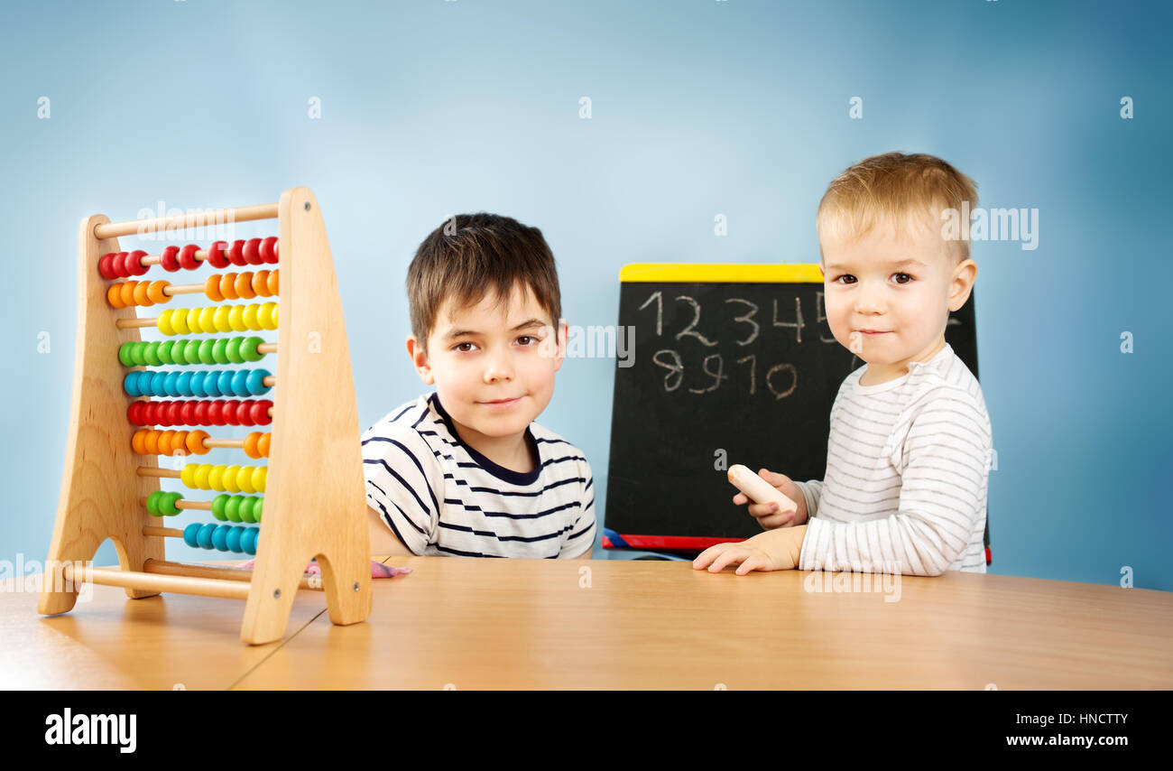 Les enfants de l'écriture des chiffres on chalkboard Banque D'Images