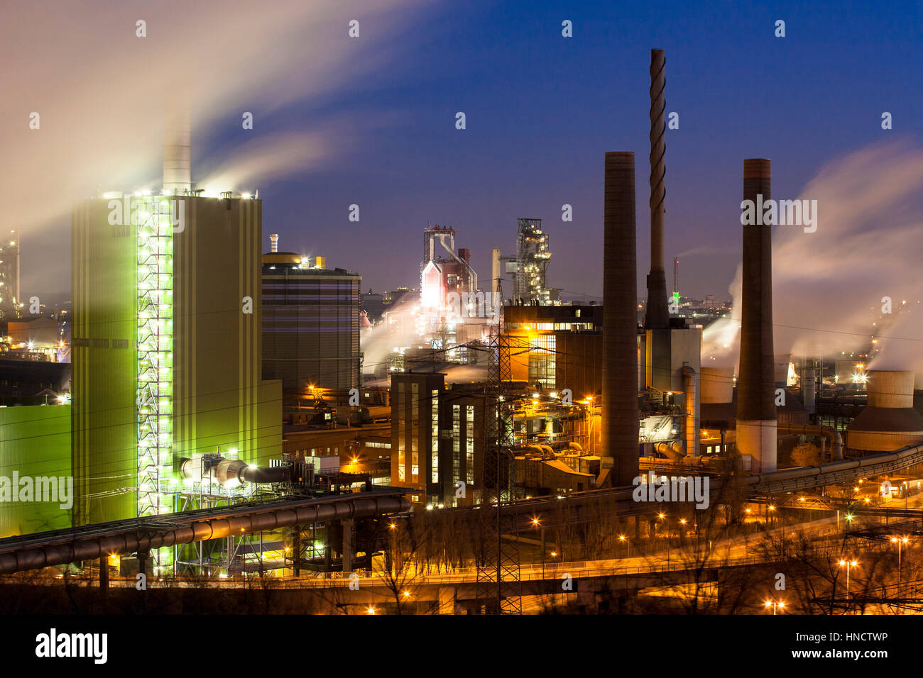 L'Allemagne, en Rhénanie du Nord-Westphalie, région de la Ruhr, Duisburg, ThyssenKrupp Steel Plant dans le district Bruckhausen, vue depuis le Alsumer Berg. Banque D'Images