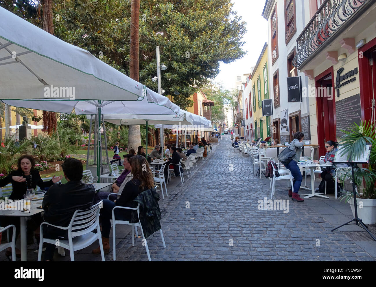 Calle San Francisco à Santa Cruz de Tenerife, Canaries, Espagne a de nombreux restaurants Banque D'Images
