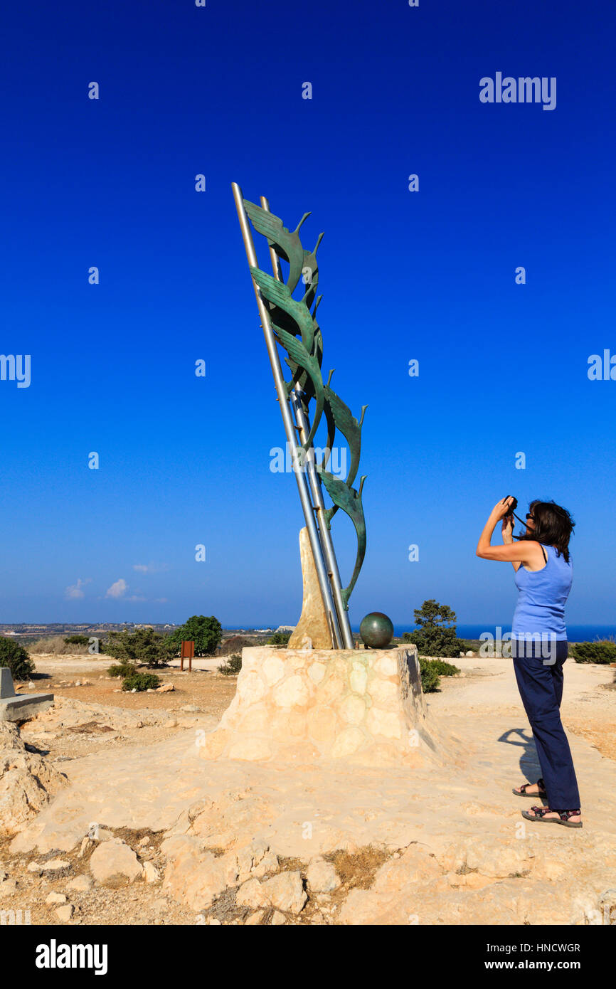 Prise femelle photographie du 'Doves de la paix" sculpture, Cape Greco, Chypre. Banque D'Images