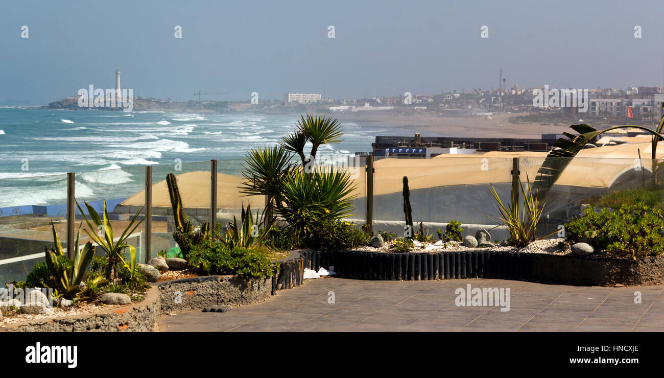 Vue sur la côte en direction du phare El Hank, Casablanca, Maroc Banque D'Images