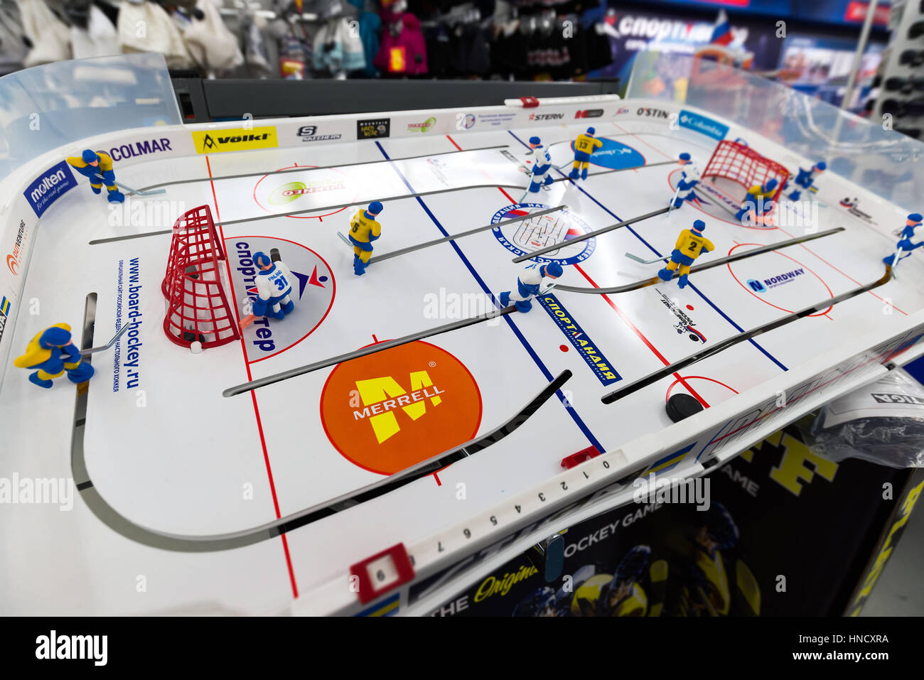 Moscou, Russie - Janvier 25,2015. Jeu de hockey sur table est avec une publicité divers commerces Banque D'Images