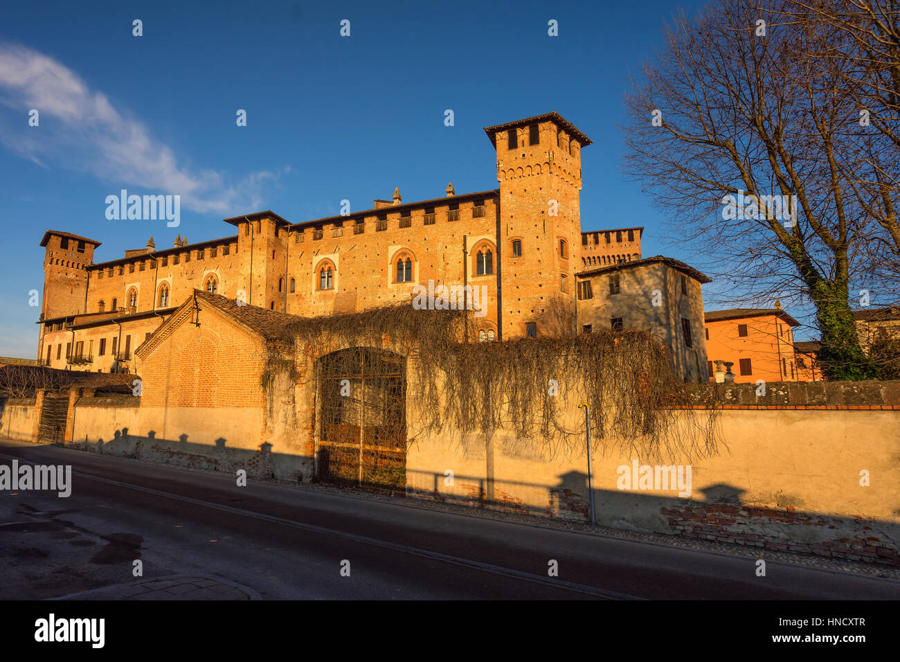 Moyen Âge château 'Morando bolognini' au coucher du soleil, construit au xiiie siècle à Sant'Angelo Lodigiano, Lombardie en Italie. Banque D'Images