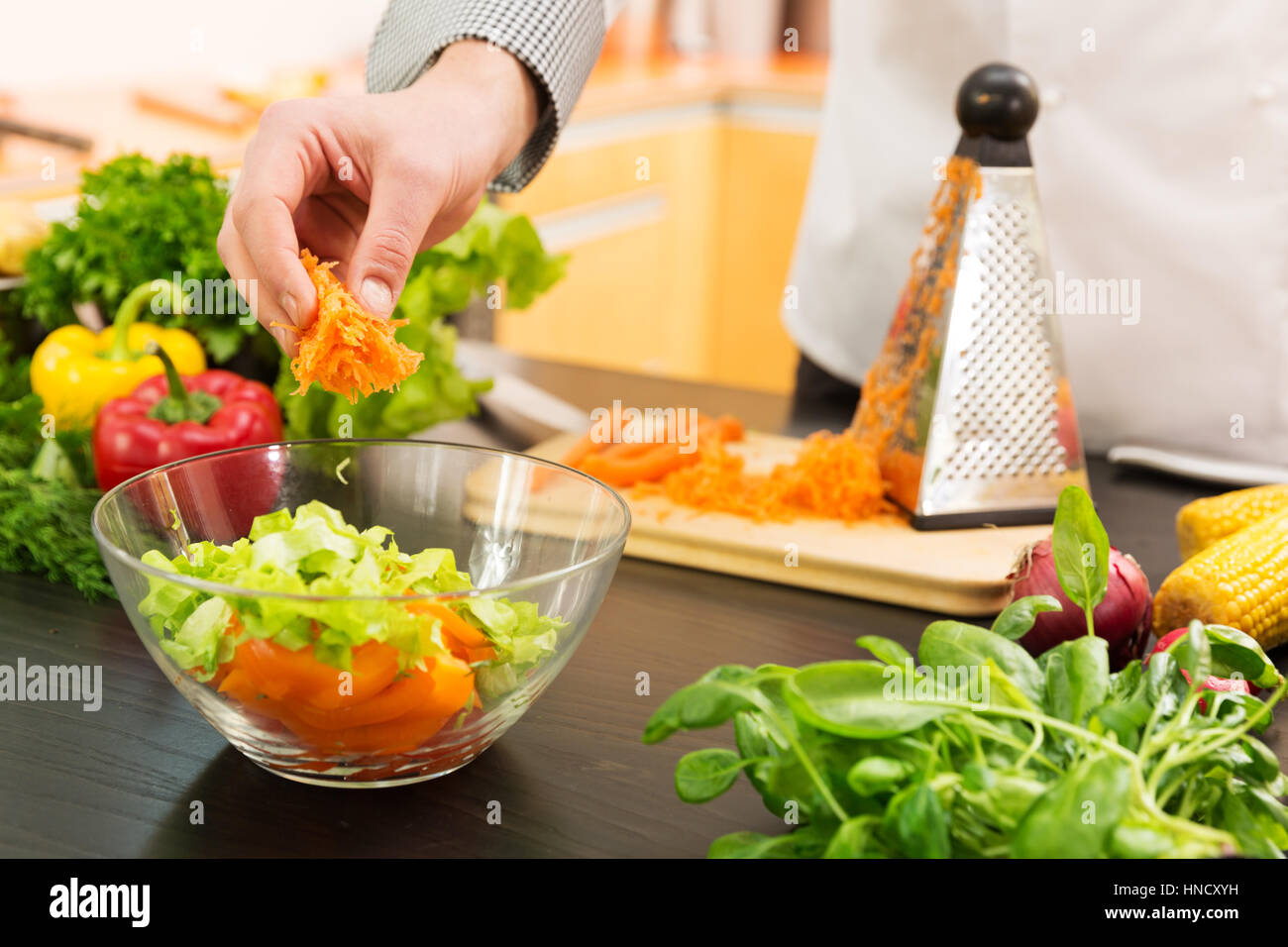 Nourriture vegan - préparer une salade de légumes avec des carottes râpées Banque D'Images