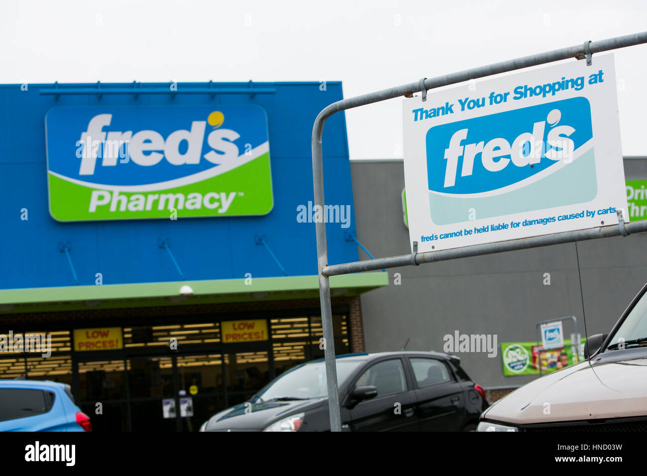 Un logo affiche à l'extérieur du siège de Fred's Pharmacy Memphis, Tennessee le 5 février 2017. Banque D'Images