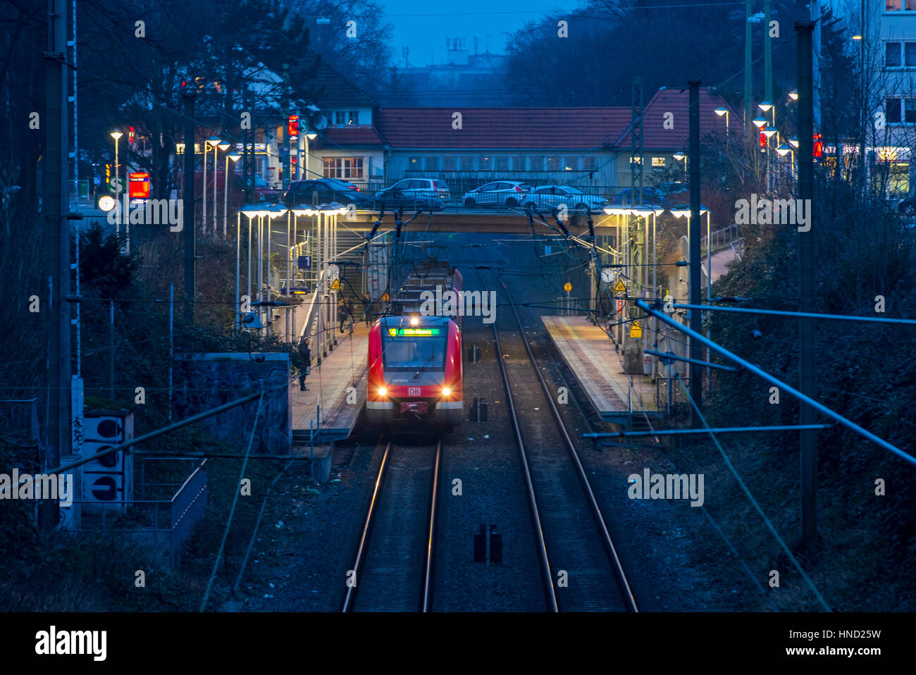 S-Bahn (train, train local, dans le S-Bahn, transport local, soir, gare essen-SŸd, ligne S6, Allemagne Banque D'Images