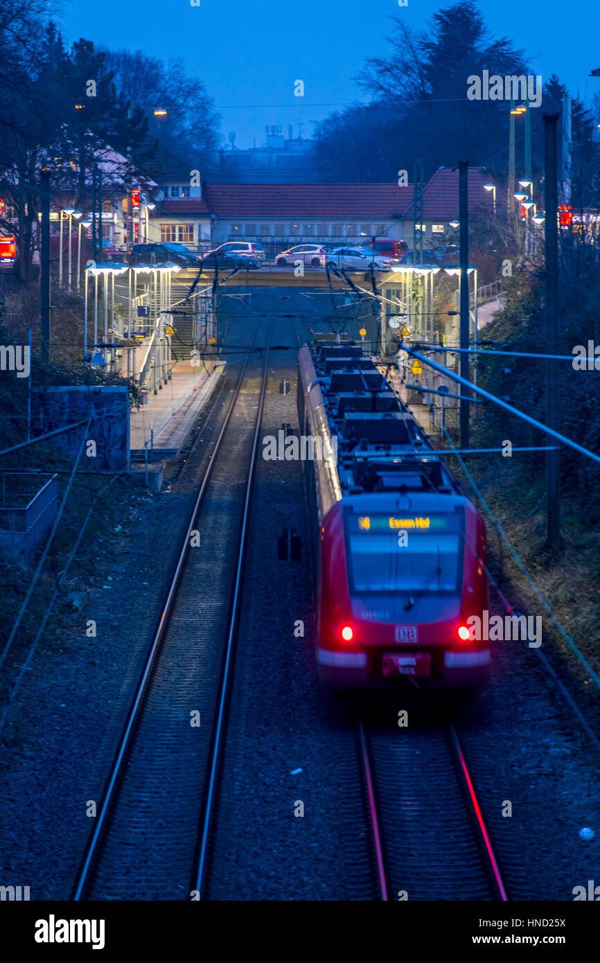 S-Bahn (train, train local, dans le S-Bahn, transport local, soir, gare essen-SŸd, ligne S6, Allemagne Banque D'Images