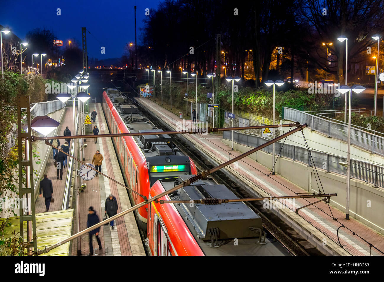 S-Bahn (train, train local, dans le S-Bahn, transport local, soir, gare essen-SŸd, ligne S6, Allemagne Banque D'Images