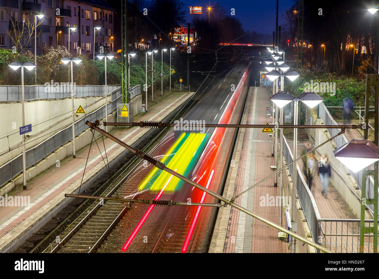 S-Bahn (train, train local, dans le S-Bahn, transport local, soir, gare essen-SŸd, ligne S6, Allemagne Banque D'Images