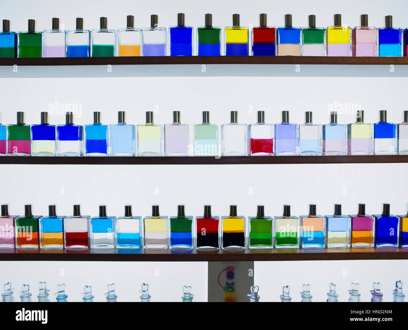 Des bouteilles de parfum de couleur sur la présentation en magasin. Banque D'Images