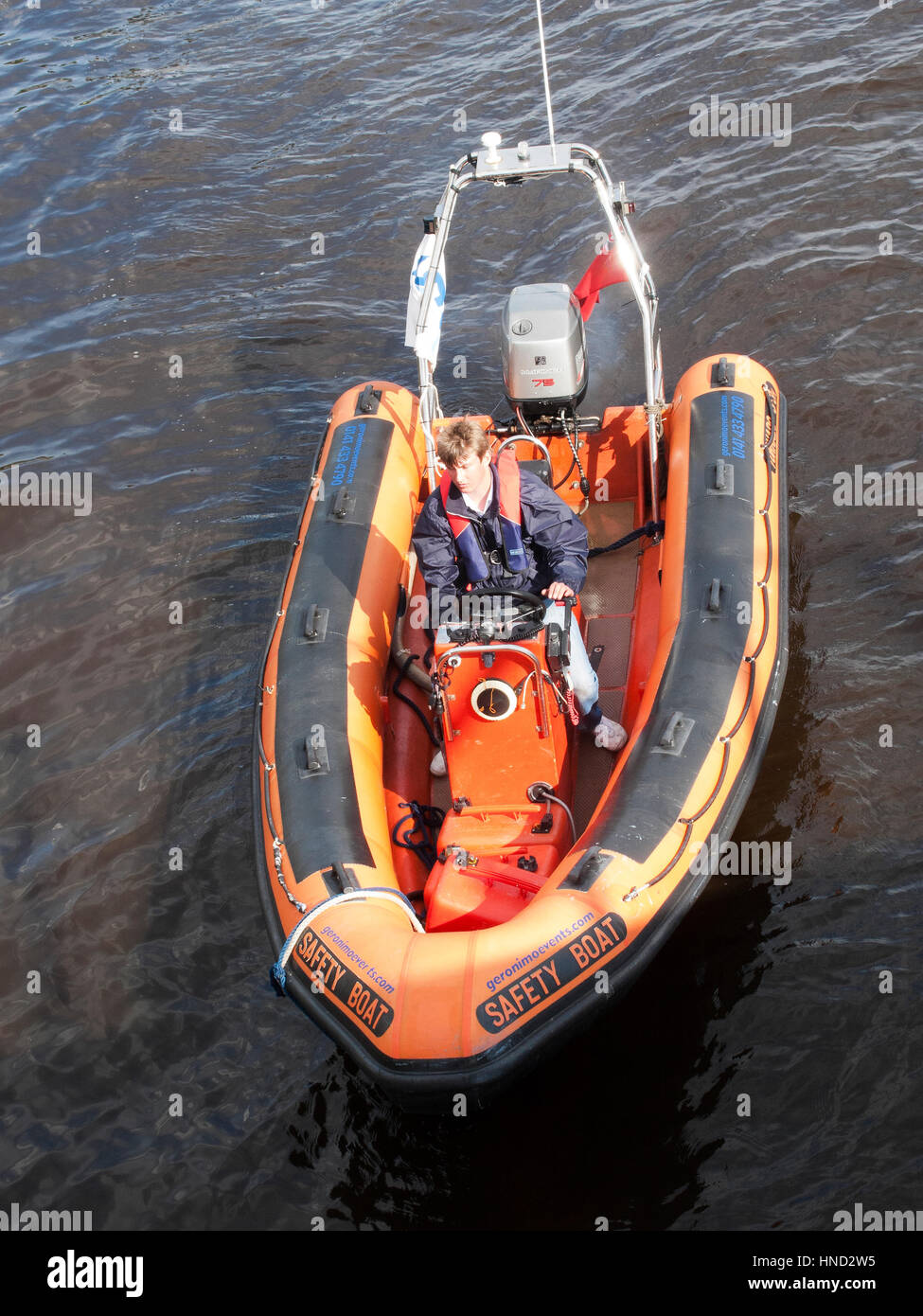 Bateau de sécurité sur les événements nautiques sur la rivière Clyde Glasgow. Banque D'Images