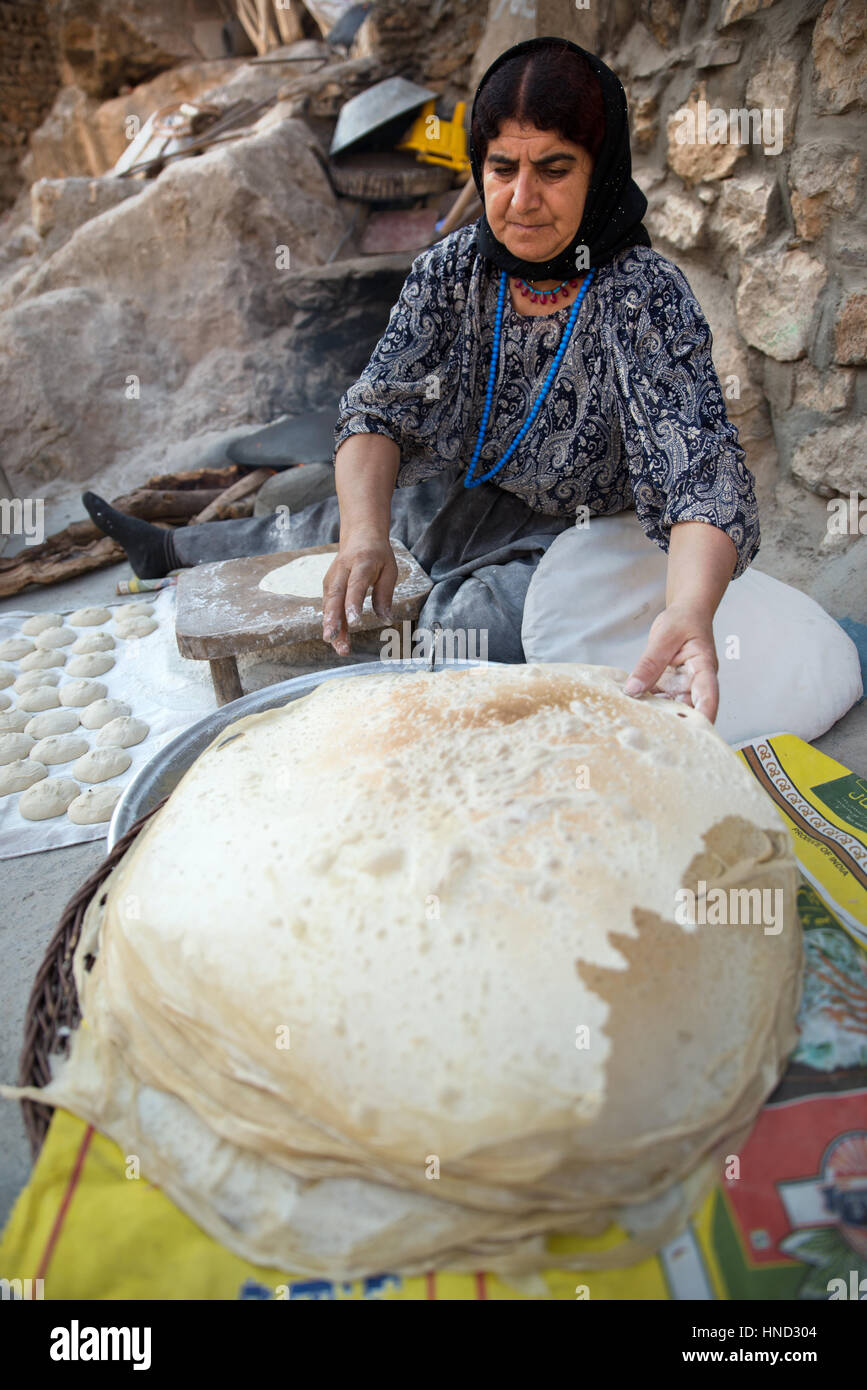 Une femme kurde de la préparation du pain traditionnel, palangan village ancien, Kurdistan iranien, l'Iran Banque D'Images