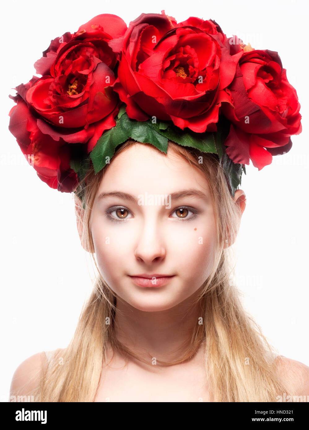 Portrait d'une fille aux cheveux blonds et arrangement de fleurs sur la tête Banque D'Images