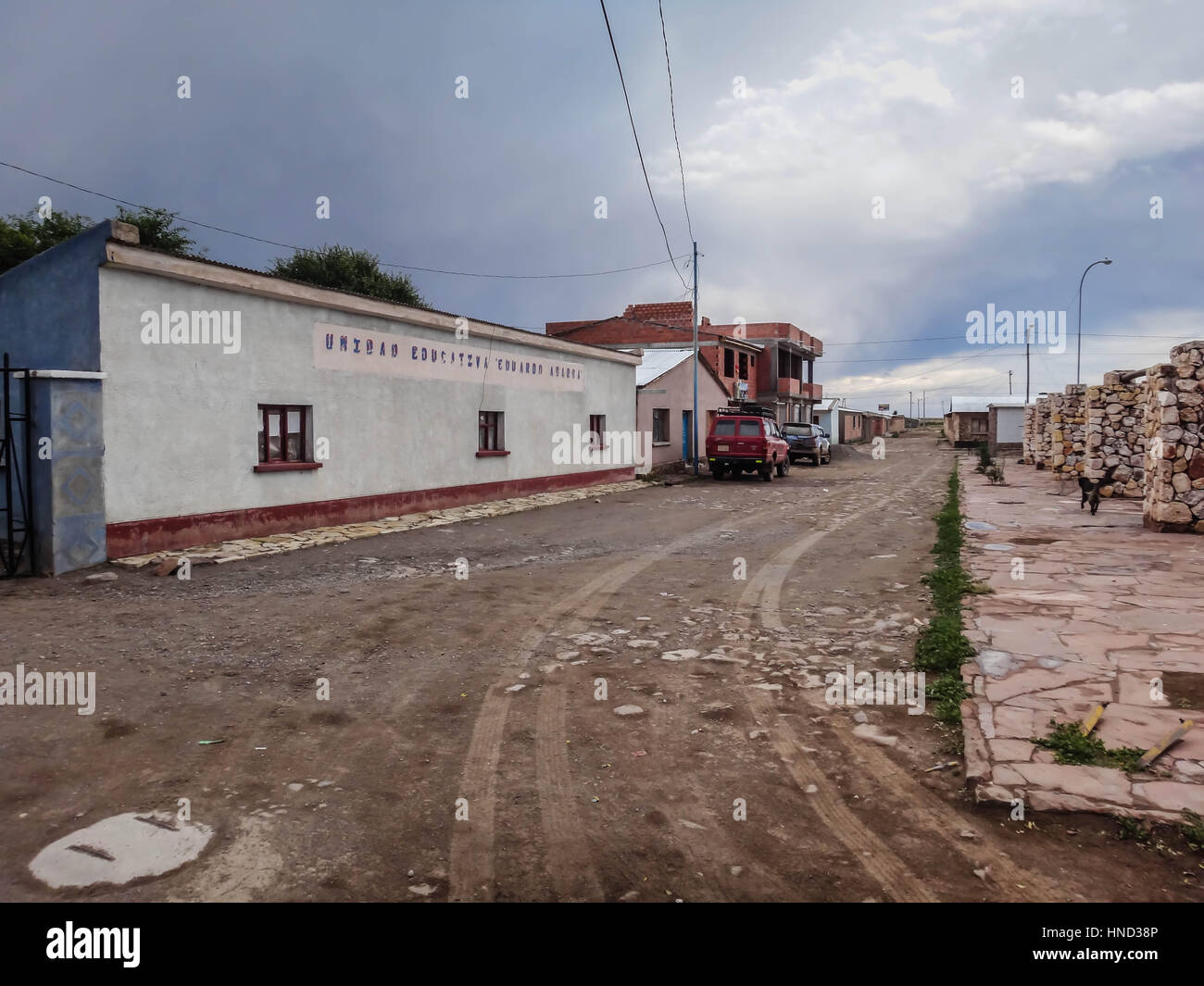 Uyuni Bolivie mauvaise route avec de vieux bâtiments ambiance sombre Banque D'Images