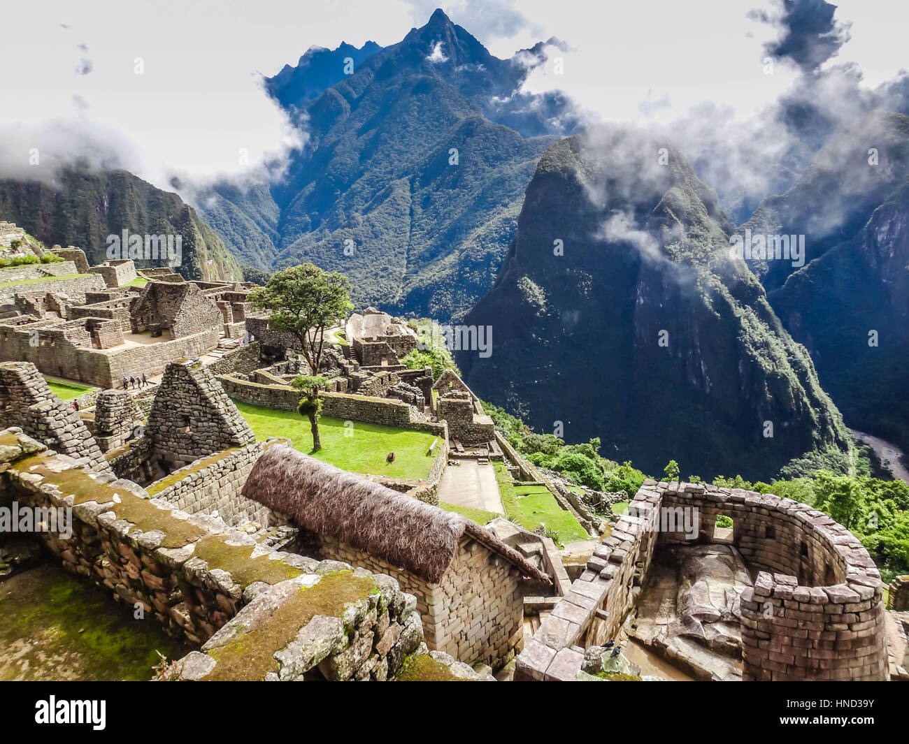 Machu Picchu Pérou inca civilisation ancienne ruine en pierre maisons sur une colline paysage Banque D'Images