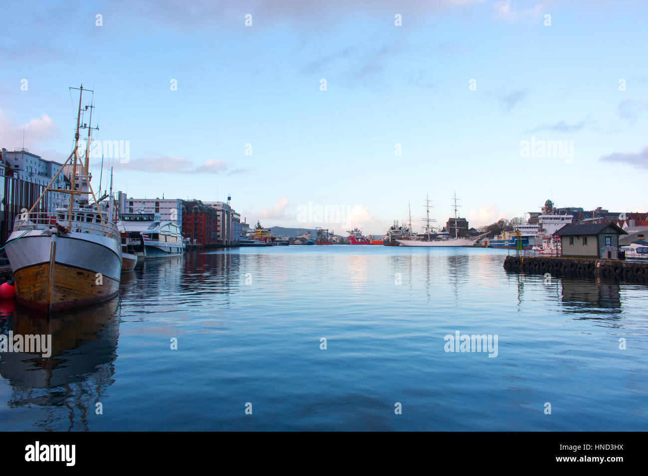 La Norvège Bergen plus mignon navire pêcheur dans le port au coucher du soleil en bois Banque D'Images