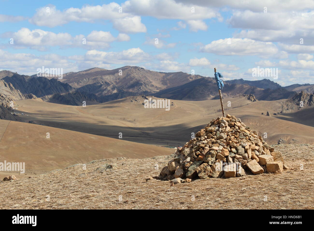 Ovoo mongole dans le Parc National de Gorkhi-Terelj avec paysage aride et montagnes en arrière-plan Banque D'Images