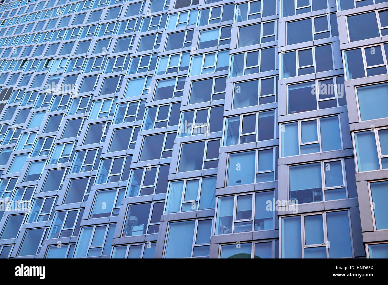 Bâtiment moderne avec façade en aluminium, sections de fenêtre étant incliné, dans un immeuble d'appartements à New York City Banque D'Images