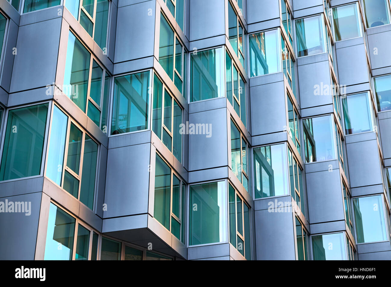 Bâtiment moderne avec façade en aluminium, sections de fenêtre étant incliné, obtenir une fenêtre en baie sentiment, dans un immeuble d'appartements à New York City Banque D'Images