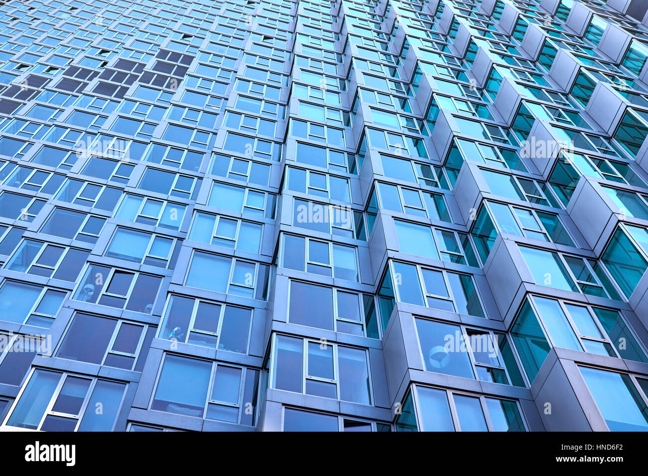 Bay Windows dans un bâtiment moderne avec façade en aluminium, sections de fenêtre étant incliné, dans une tour résidentielle à New York City Banque D'Images