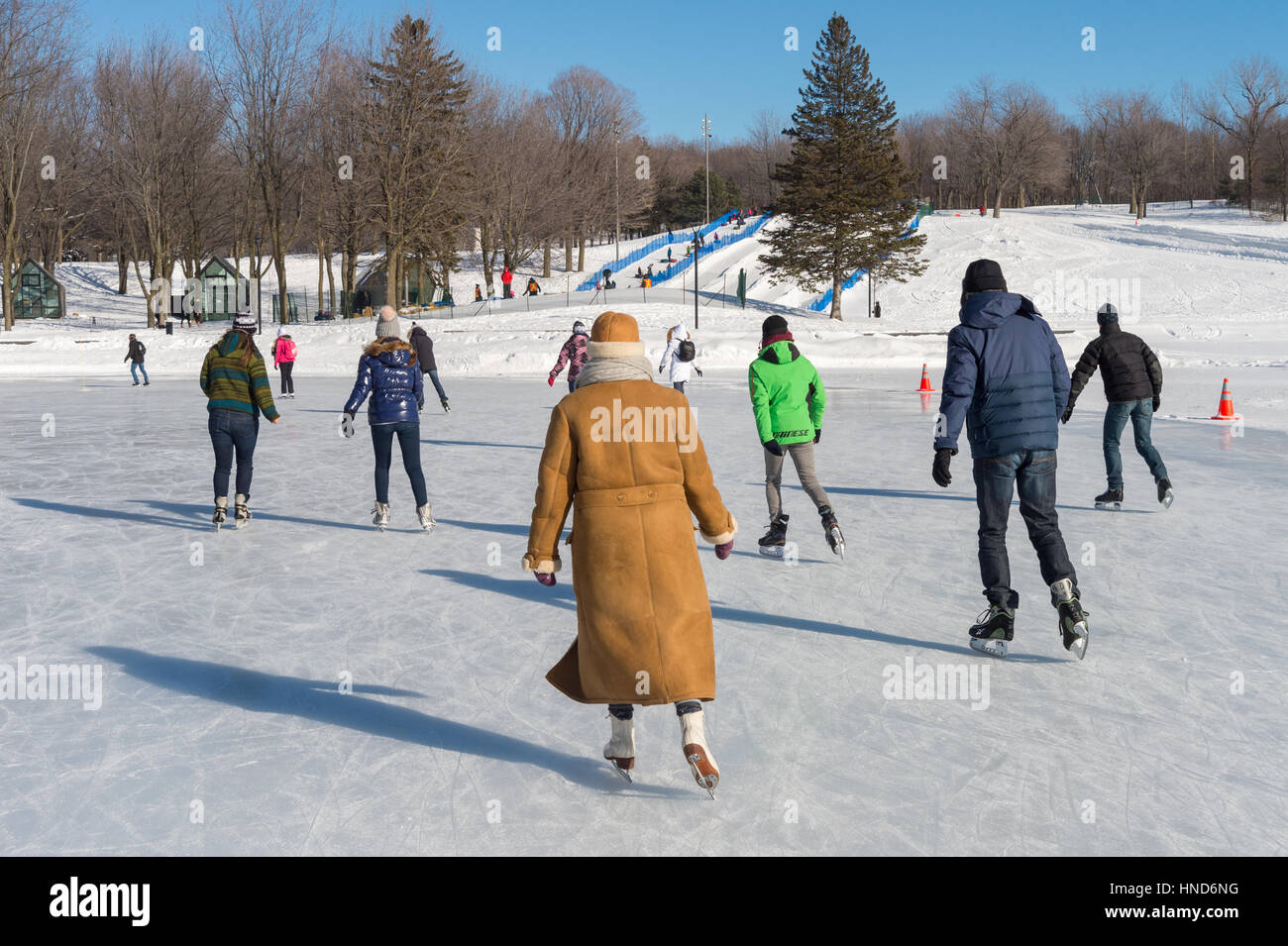 Montréal, CA - 31 janvier 2017 : les gens patiner sur le lac Beaver patinoire sur le Mont-Royal Banque D'Images