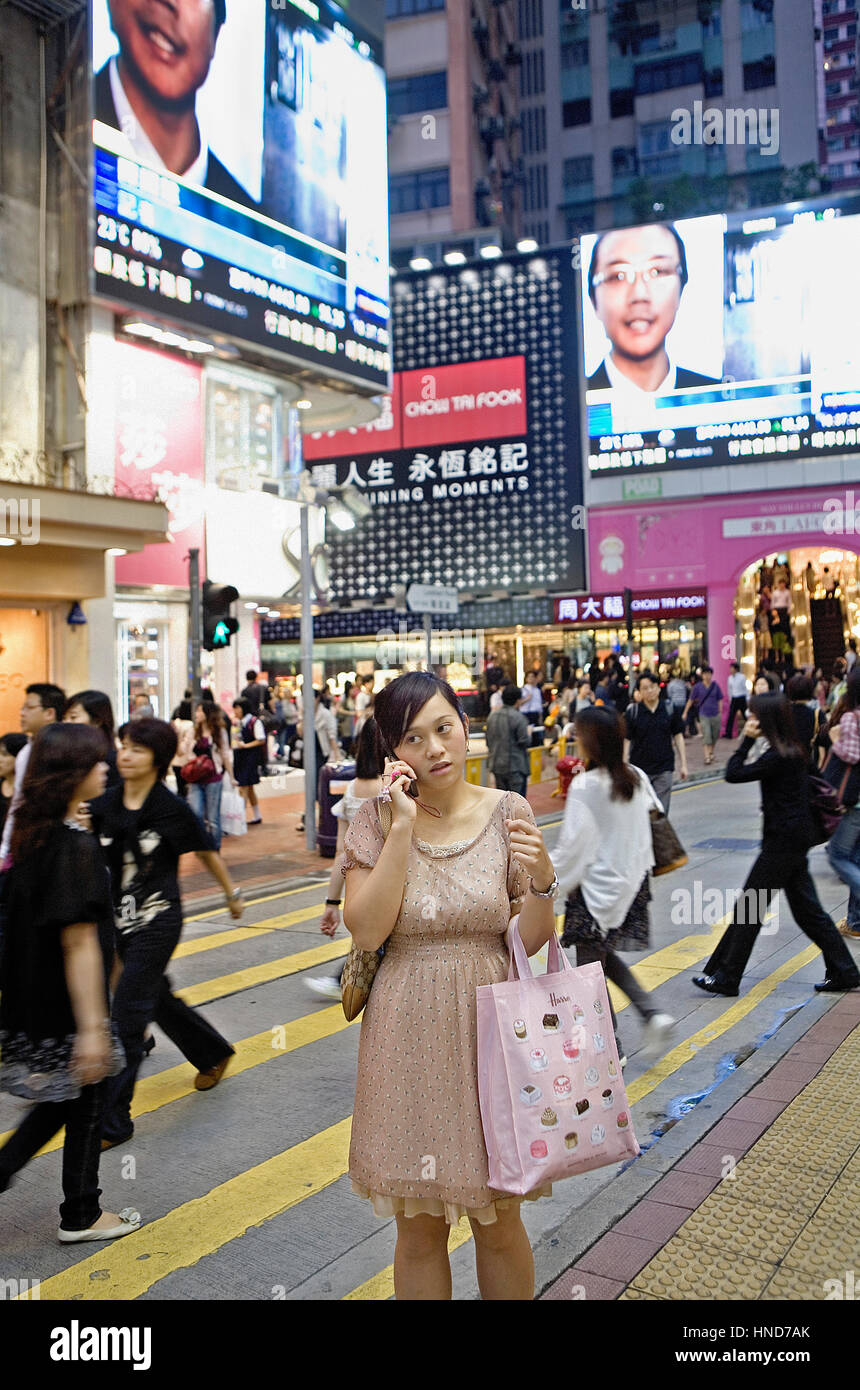 Femme, foule, bondé, Lockhart Road (rue sopping). Causeway Bay, Hong Kong, Chine Banque D'Images