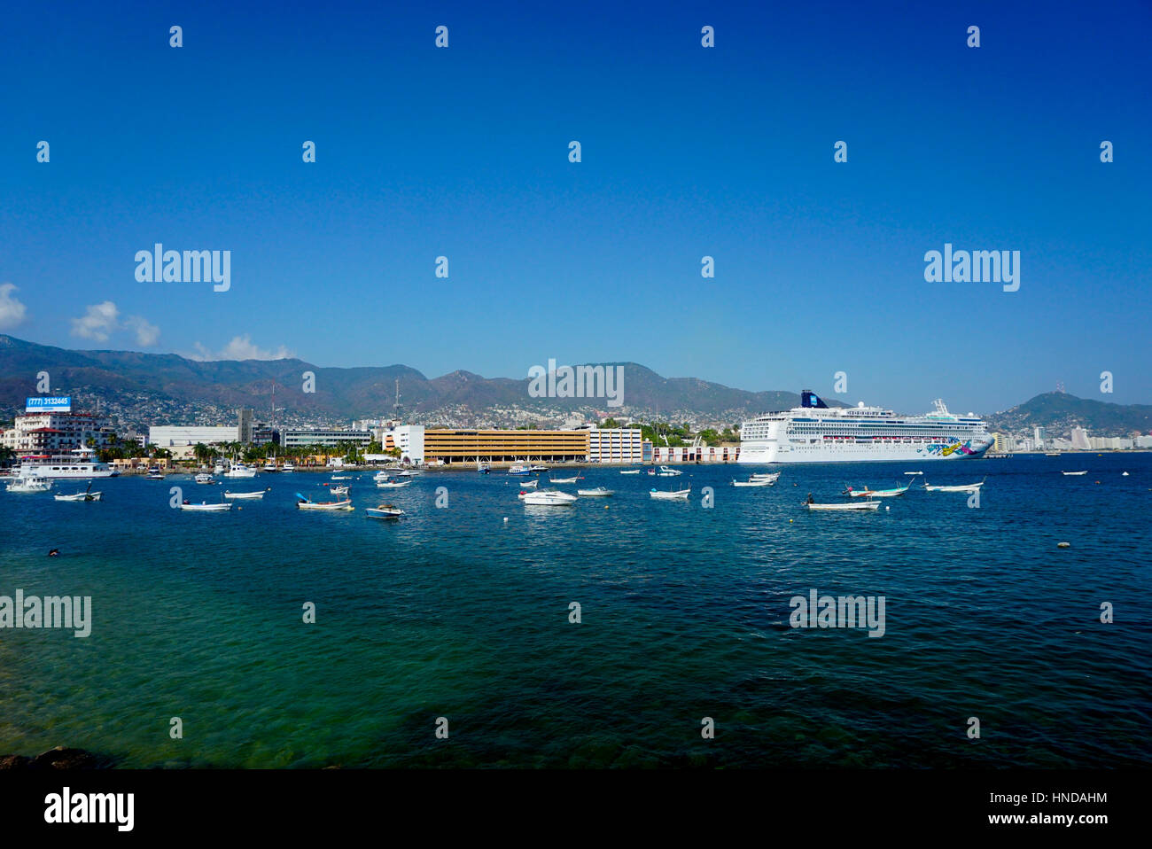 La baie d'Acapulco Acapulco, navires de croisière au Mexique. Banque D'Images