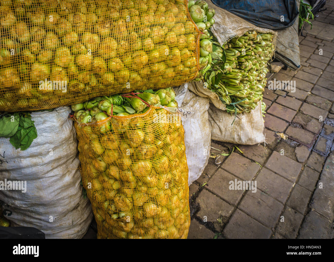 Moutarde verte fraîche sur un sac en plastique prêt à vendre dans un marché traditionnel photo prise à Bogor Java Indonésie Banque D'Images