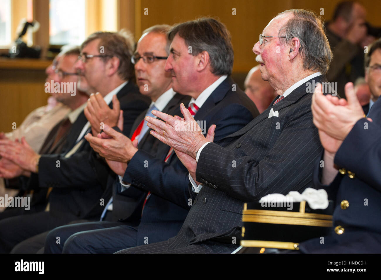Luxembourg Grand Duc Jean (c) est représenté au cours de la célébration du 50e anniversaire de l'incendie des anciens combattants du Luxembourg, Echternach, travailleurs Banque D'Images