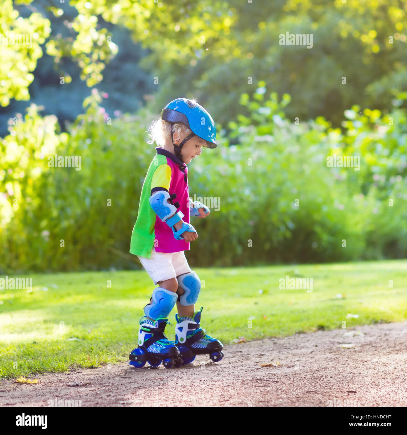 L'apprentissage de la petite fille en roller skate parc d'été