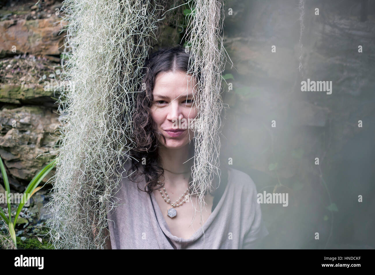 Belle femme au collier dans jardin exotique Banque D'Images