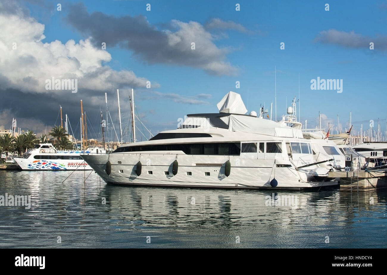 PALMA DE MAJORQUE, ESPAGNE - le 11 décembre 2016 : Belle white yachts et bateaux amarrés dans la marina, un jour ensoleillé, le 11 décembre 2016 à Palma de Ma Banque D'Images