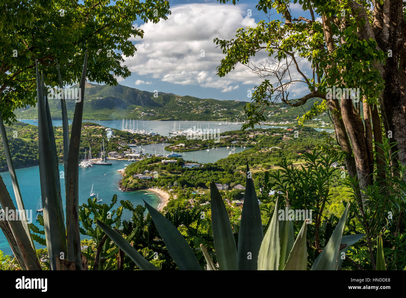 English Harbour (port) et Nelson's Dockyard vu de Shirley Heights, antigua Banque D'Images