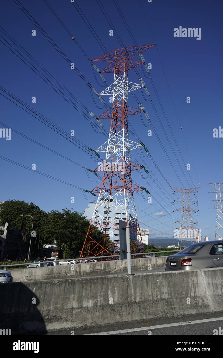 Tour de transmission de l'électricité en zone urbaine de la Malaisie Banque D'Images
