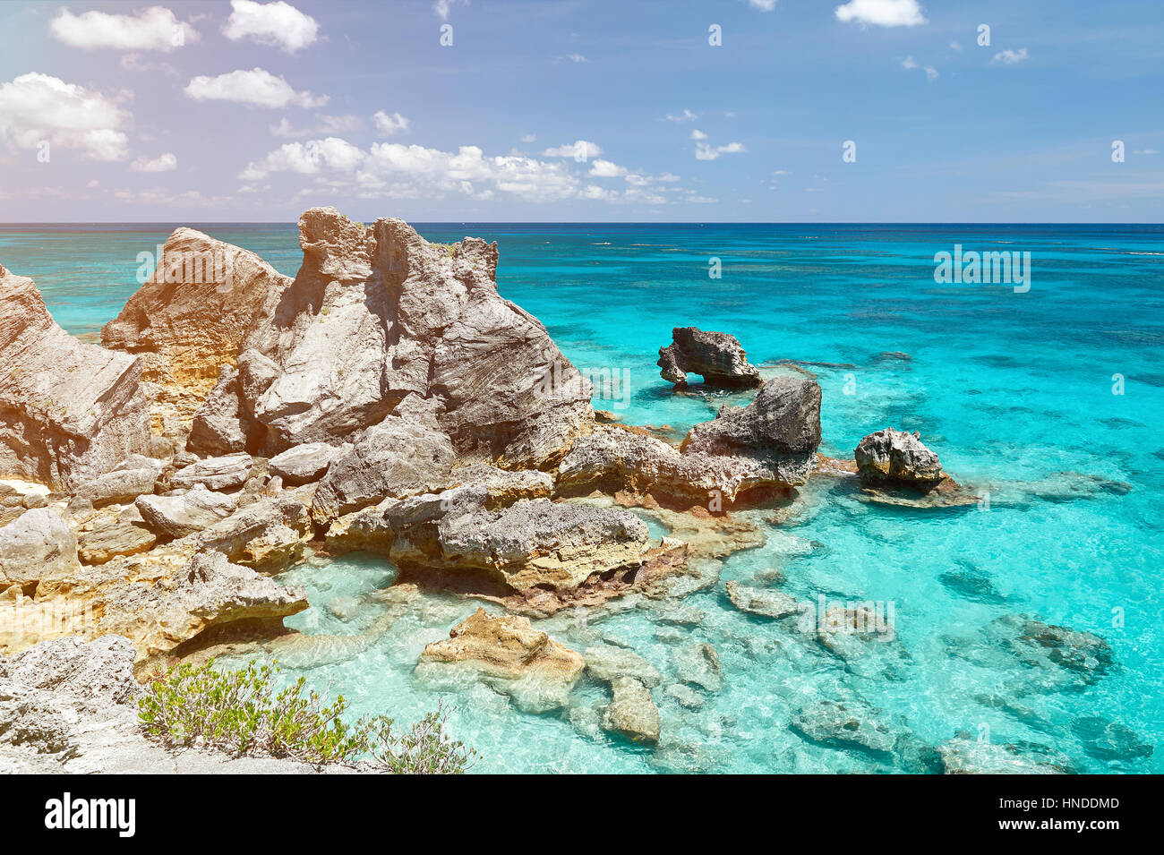 Big Rock en côte de l'île des Bermudes. Nettoyer l'eau bleu cristal pour tuba aux beaux jours Banque D'Images