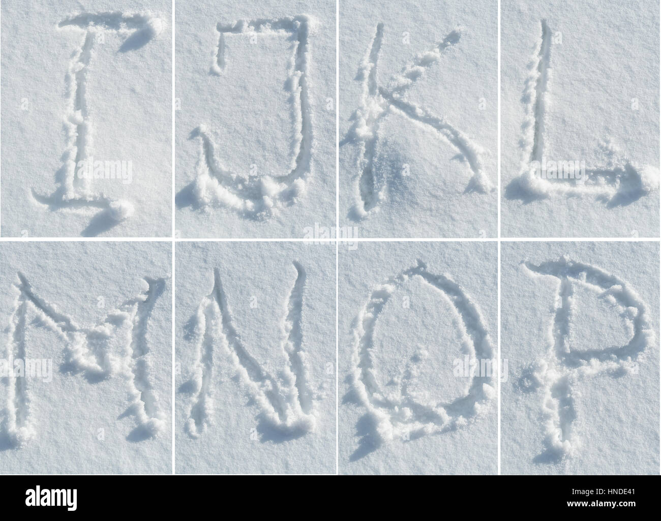 Alphabet anglais écrits à la main dans la neige - un jeu de polices complet de lettres, chiffres et signes de ponctuation Banque D'Images