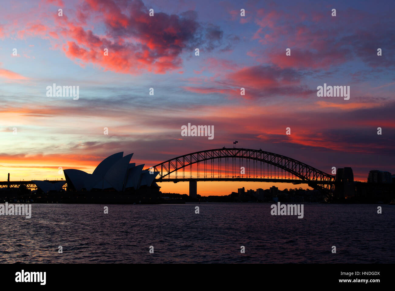 Opéra de Sydney et le Harbour Bridge au coucher du soleil, Sydney, Australie Banque D'Images