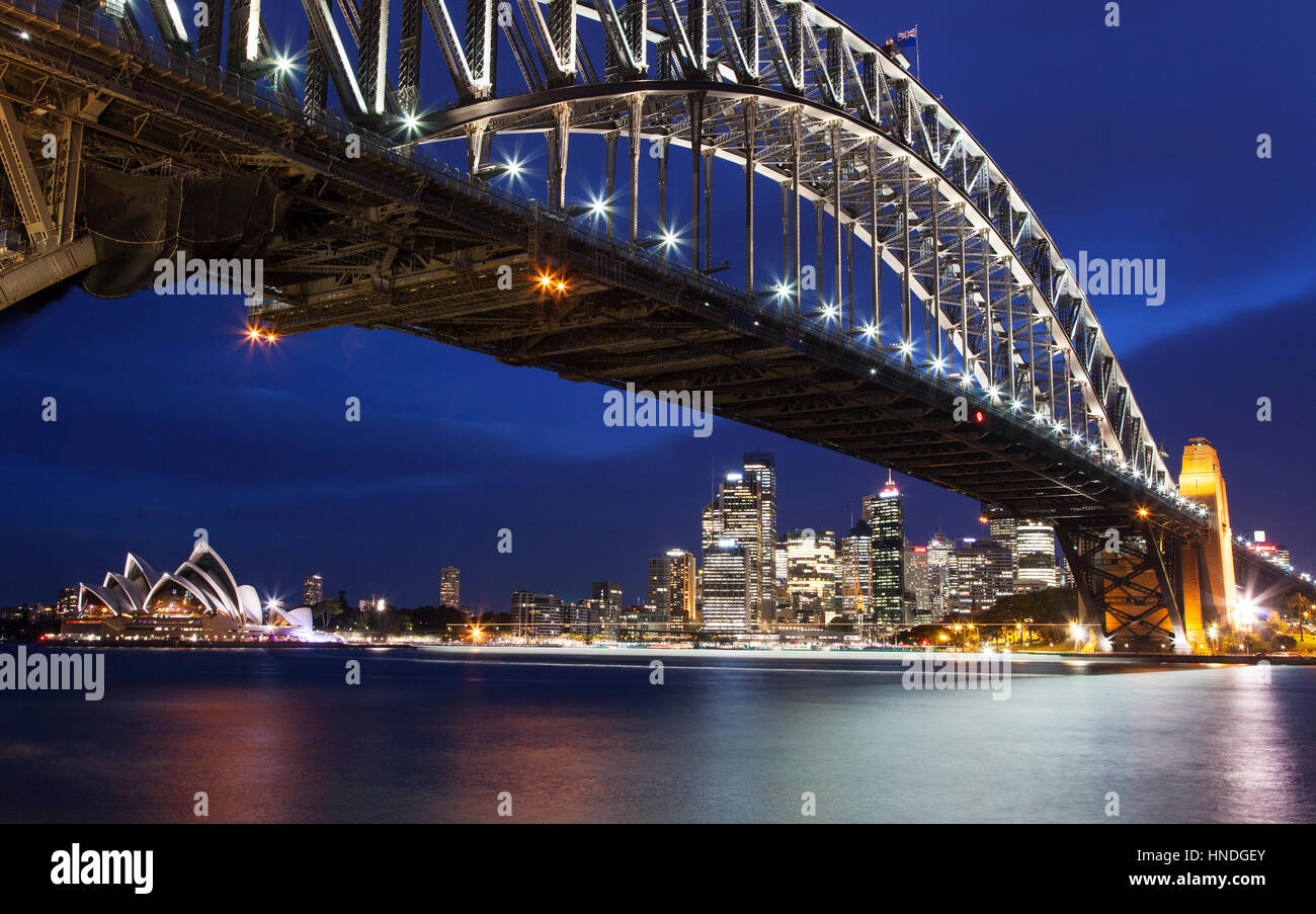 Opéra de Sydney et le Harbour Bridge at Dusk, Sydney, Australie Banque D'Images