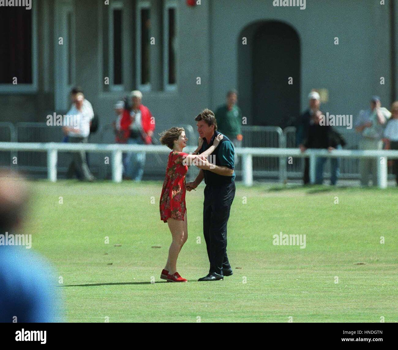 NICK FALDO REÇOIT UNE ROSE BRITISH OPEN.ST ANDREWS 29 Janvier 1996 Banque D'Images