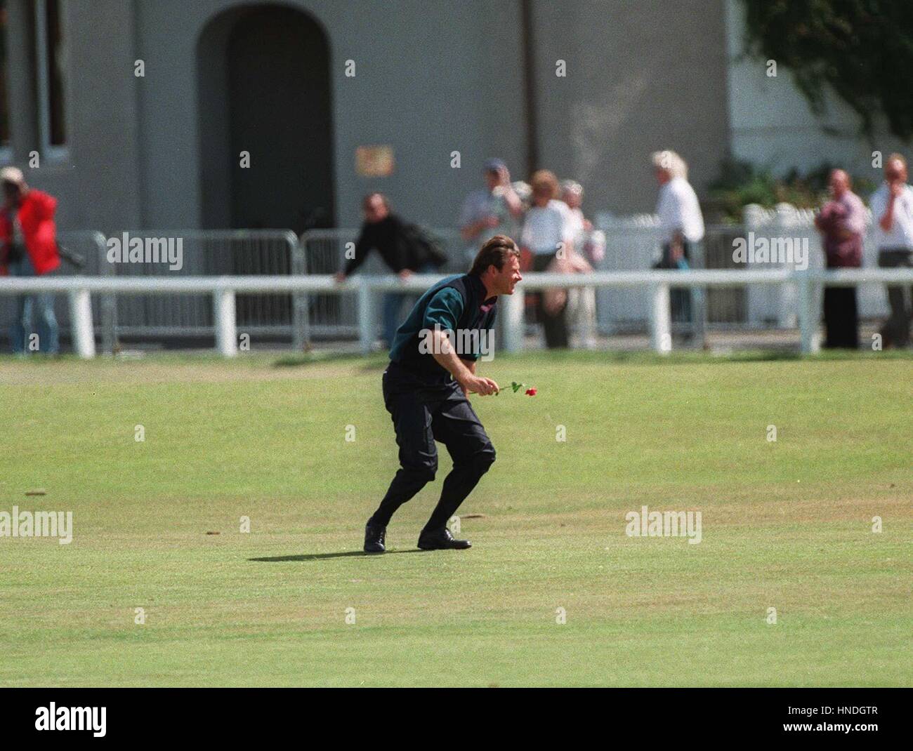 NICK FALDO REÇOIT UNE ROSE BRITISH OPEN.ST ANDREWS 29 Janvier 1996 Banque D'Images